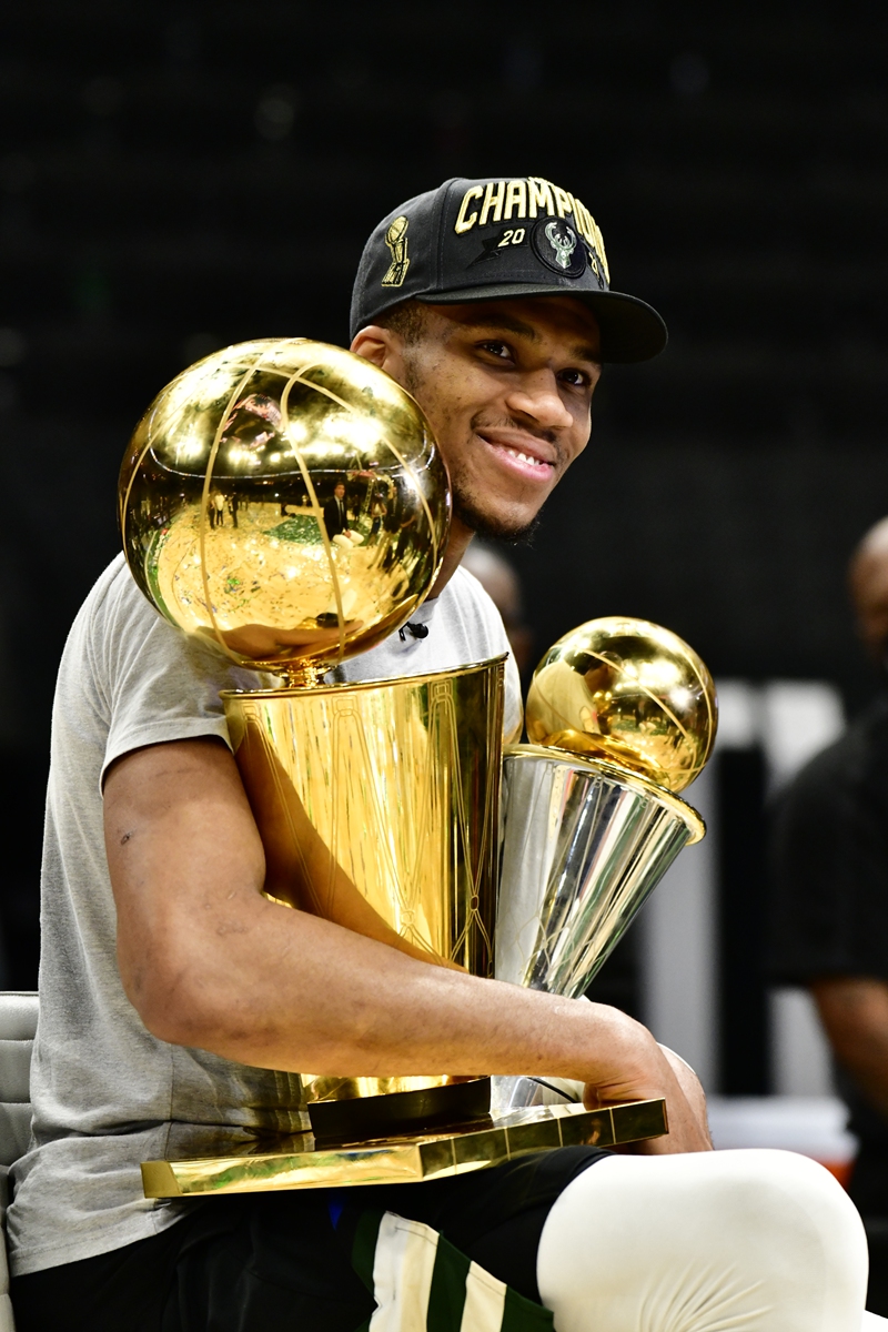 Antetokounmpo with the championship and MVP trophies  Photo: VCG