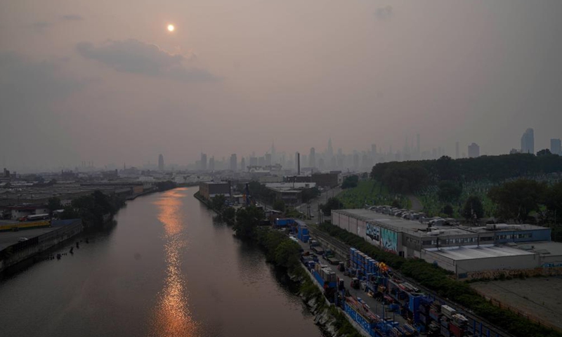 Manhattan skyline and a red sun is seen in a thick haze in New York, the United State, July 20, 2021. Smoke from the wildfires in the western U.S. has contributed to the haze, according to local weather service. (Xinhua)