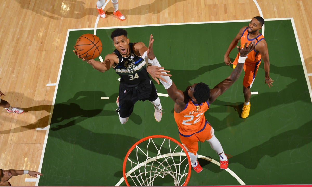 Giannis Antetokounmpo (No.34) of the Milwaukee Bucks shoots against the Phoenix Suns during  the NBA Finals on July 20.  Photo: VCG