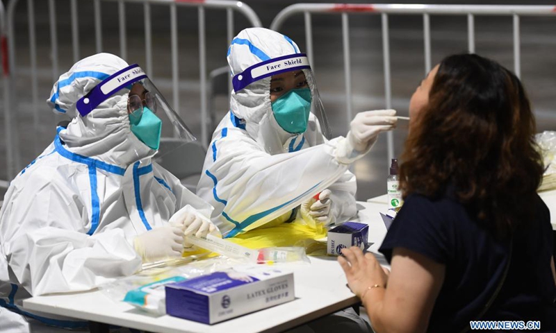 A medical worker takes a swab sample from a woman for COVID-19 test at a testing site in Nanjing, east China's Jiangsu Province, July 21, 2021. Nanjing, which has a population of more than 9.3 million, carried out citywide nucleic acid testing starting on Wednesday.(Photo: Xinhua)