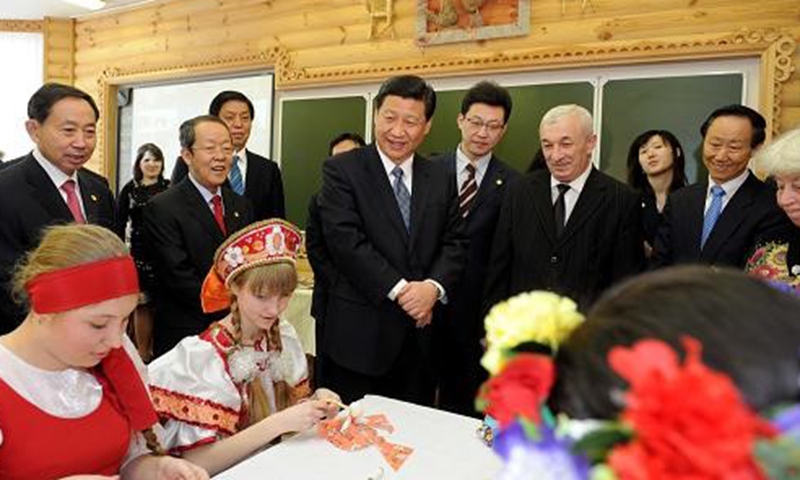 Xi Jinping watches students making handicrafts in the All-Russian Children’s Center “Ocean,” March 2010.
