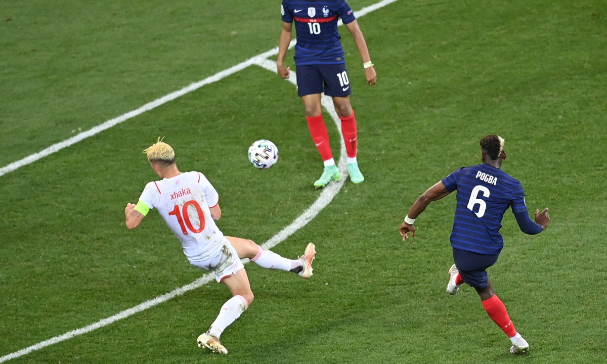 Paul Pogba (right) shoots against Switzerland on June 28. Photo: VCG