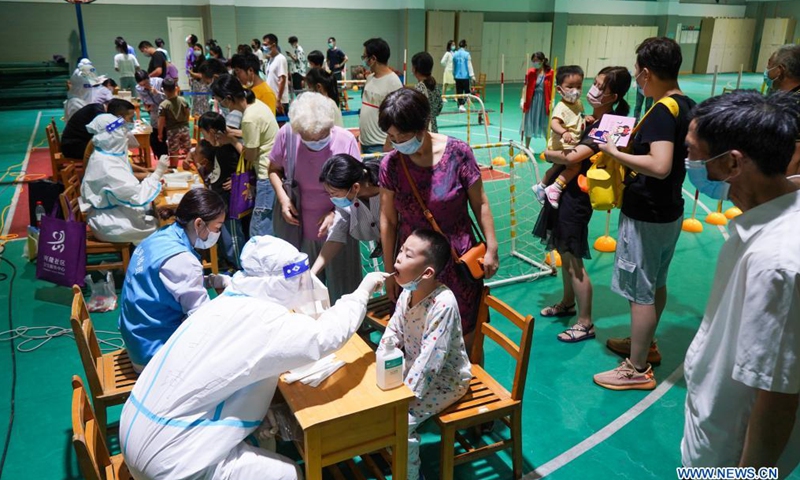 Medical workers take swab samples from residents for COVID-19 test at a testing site in Nanjing, east China's Jiangsu Province, July 21, 2021. Nanjing, which has a population of more than 9.3 million, carried out citywide nucleic acid testing starting on Wednesday.(Photo: Xinhua)