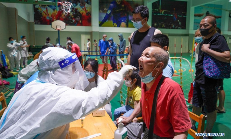 A medical worker takes a swab sample from an elderly man for COVID-19 test at a testing site in Nanjing, east China's Jiangsu Province, July 21, 2021. Nanjing, which has a population of more than 9.3 million, carried out citywide nucleic acid testing starting on Wednesday.(Photo: Xinhua)
