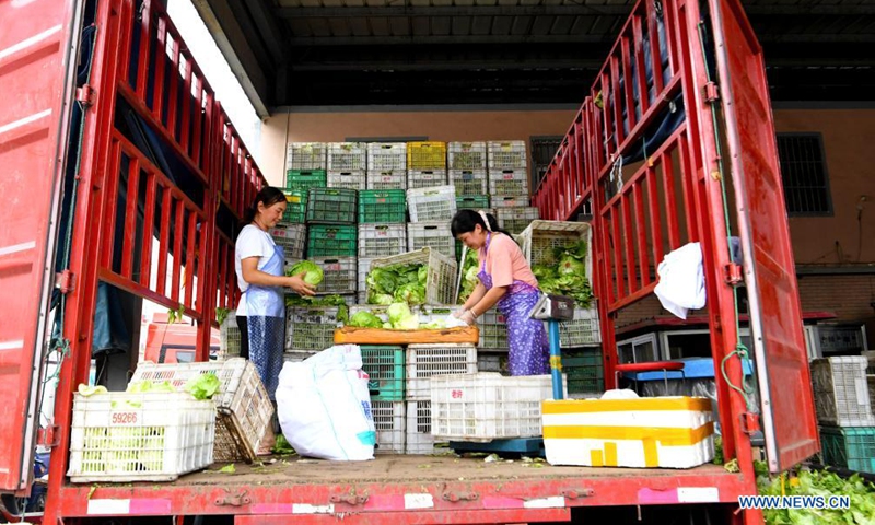 Staff members arrange vegetables at a logistic center in Zhongmu County of Zhengzhou, central China's Henan Province, July 22, 2021.Photo:Xinhua
