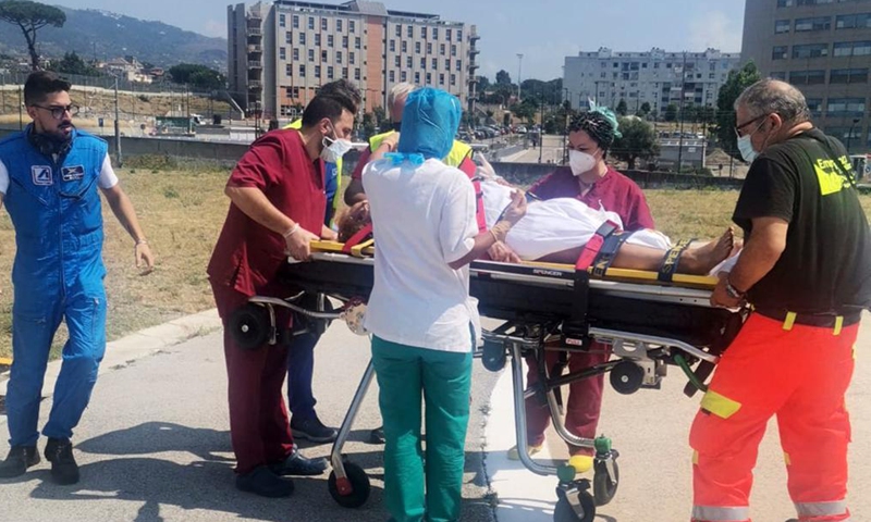 Emergency staff members transfer an injured person in Capri island, Italy, on July 22, 2021. At least one was killed and 28 were injured after a minibus went off the road on the Italian island of Capri on Thursday, according to local sources.Photo:Xinhua