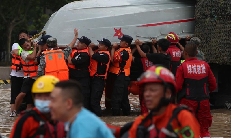 Rescuers unload a raft to evacuate people near the Fuwai Central China Cardiovascular Hospital in Zhongmu County of Zhengzhou, central China's Henan Province, July 22, 2021.Photo:Xinhua