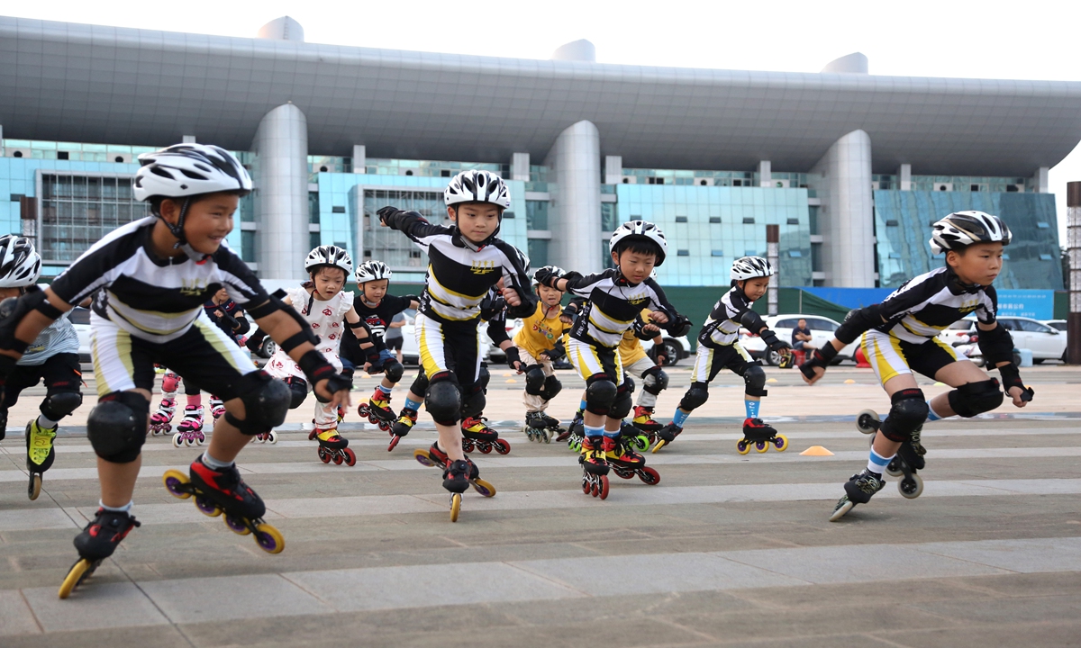 Children take part in a roller skating training course in Lianyungang, East China's Jiangsu Province, on July 18, 2021. Photo: VCG