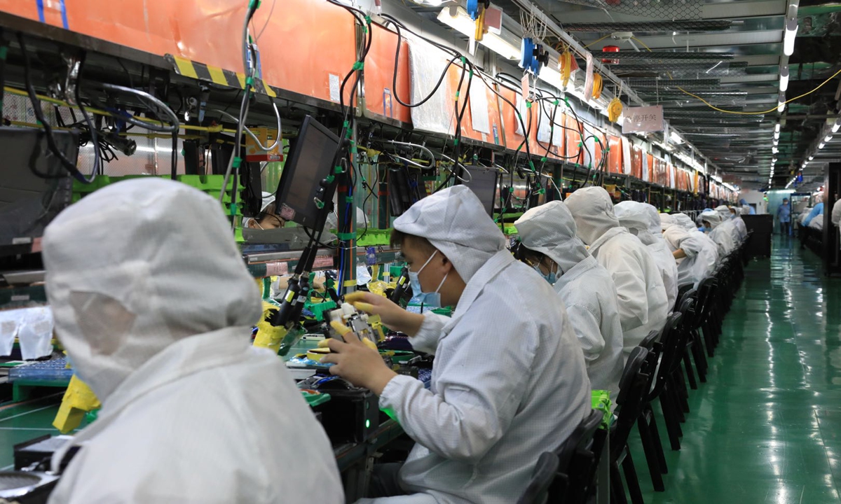 Workers at a production workshop of Foxconn's technology park in Zhengzhou, Central China's Henan Province on July 24, 2021. The park is a major global smartphone manufacturing base. Photo: VCG
