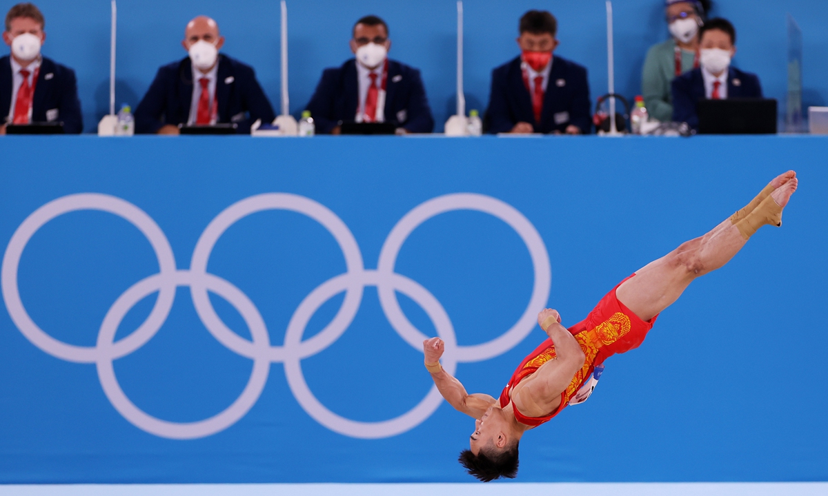 Sun Wei competes in the floor exercise during the men's team final on Monday in Tokyo. Photo: VCG 