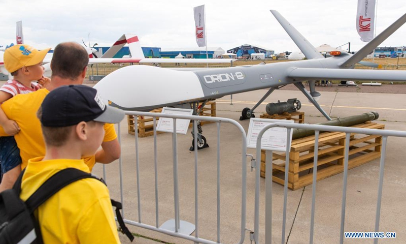 Visitors look at Orion-E unmanned aerial vehicle (UAV) during the closing day of the International Aviation and Space Salon (MAKS)-2021 in a Moscow suburb, Russia, on July 25, 2021.(Photo: Xinhua)