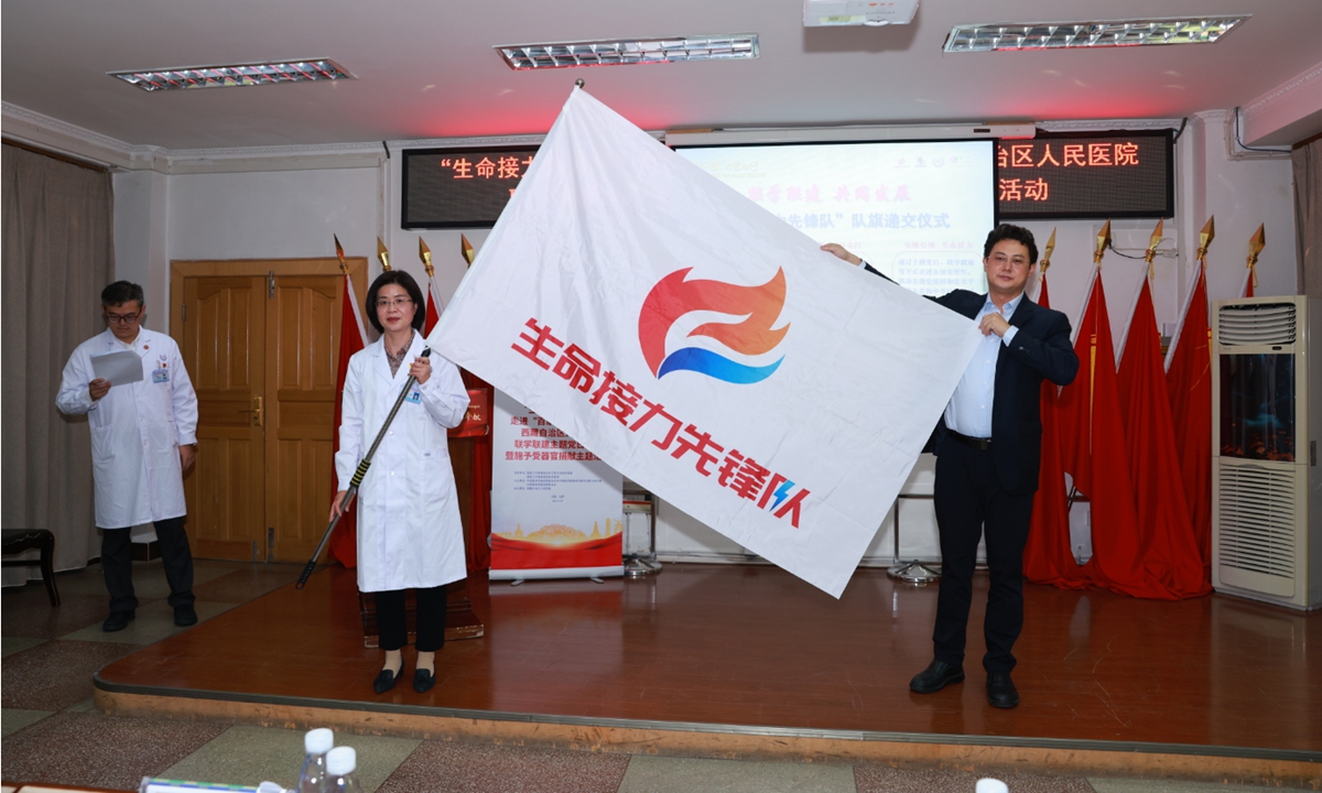A representative from the Tibet Autonomous Region People's Hospital and Zhao Hongtao (first from right), the director of the China Organ Transportation Development Foundation (COTDF), pose for photos on Tuesday in Lhasa at the hospital to mark its participation in the campaign calling for Party members to support organ donation and transplantation. Photo: Courtesy of the COTDF 