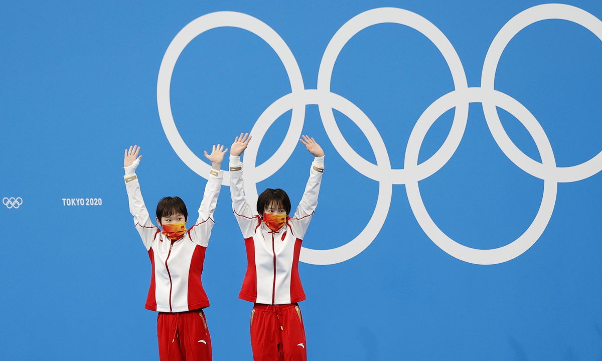 Gold medalists Chen Yuxi (left) and Zhang Jiaqi pose during the medal ceremony for the women's synchronized 10-meter platform final in Tokyo on Tuesday. Photo: Cui Meng/GT