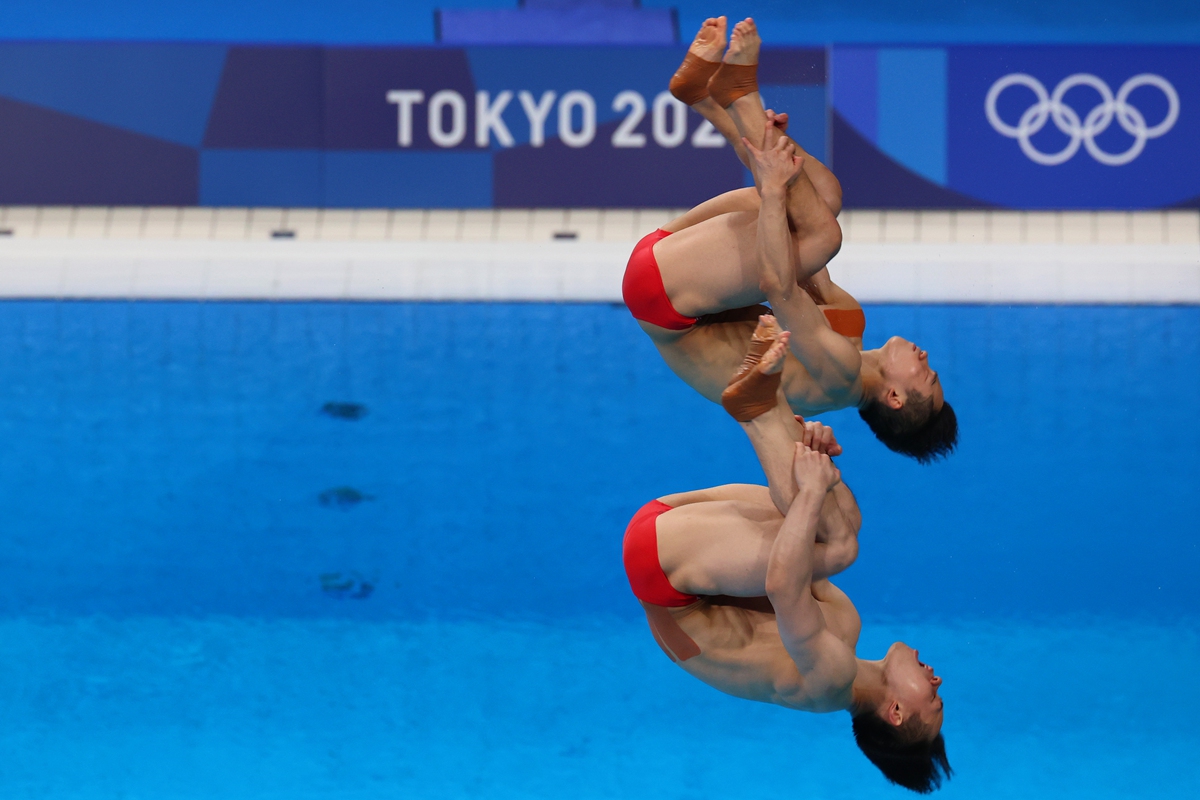 Wang Zongyuan (front) and Xie Siyi of Team China compete during the men's synchronized 3m springboard final on D 5 of the Tokyo 2020 Olympic Games at Tokyo Aquatics Centre on July 28, 2021 in Tokyo, Japan. Photo: VCG