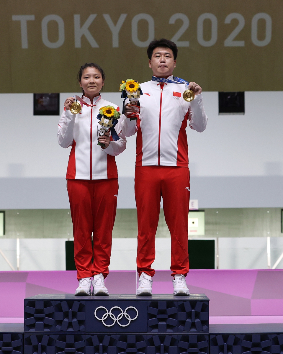 Gold medalists Jiang Ranxin (left) and Pang Wei celebrate on the podium. Photo: VCG