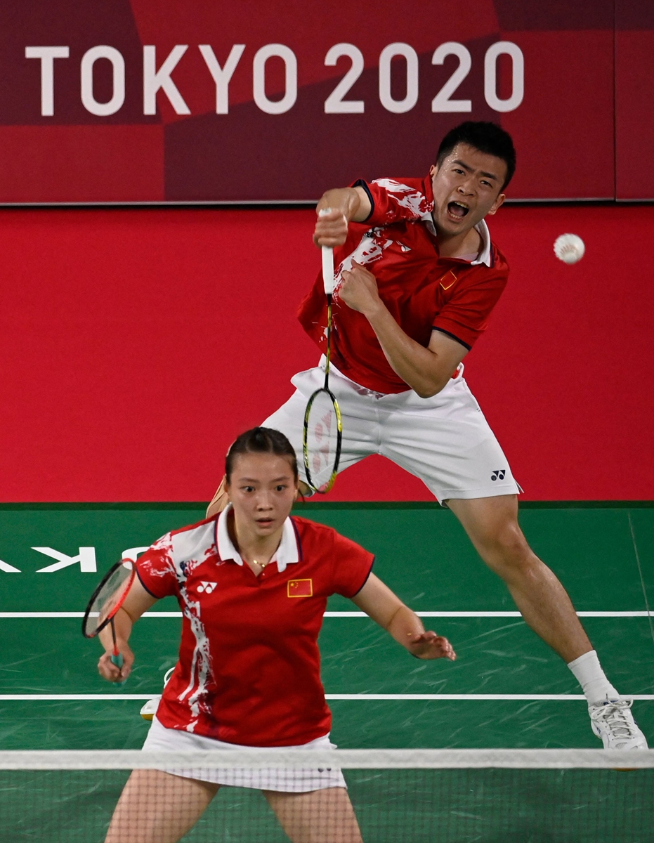 Zheng Siwei (right) hits a shot next to teammate Huang Yaqiong on Wednesday in Tokyo. Photo:  VCG