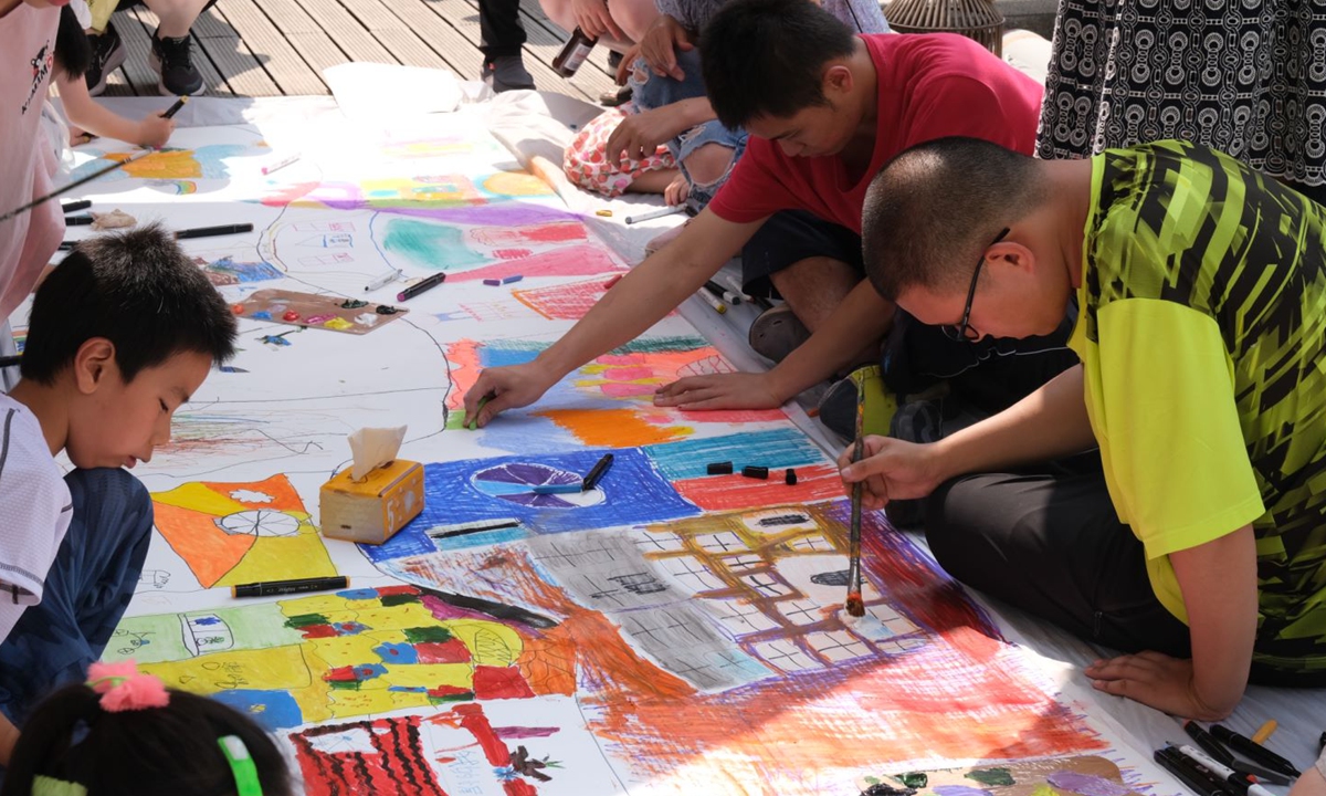 Children are painting at Rehe Valley, Chengde in North China's Hebei Province. Photo: Courtesy of Zhao Mengyuan