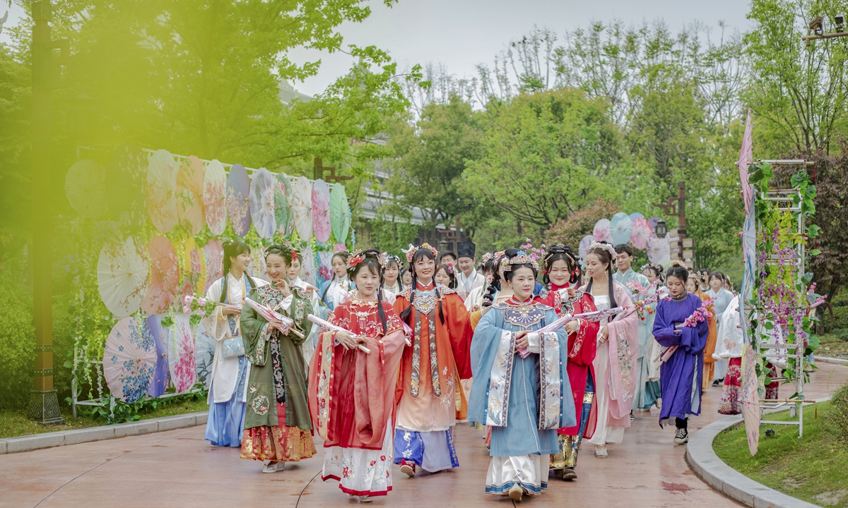 A group of Hanfu lovers have a Spring tour in Central China's Hubei Province on April 3, 2021. Photo: VCG