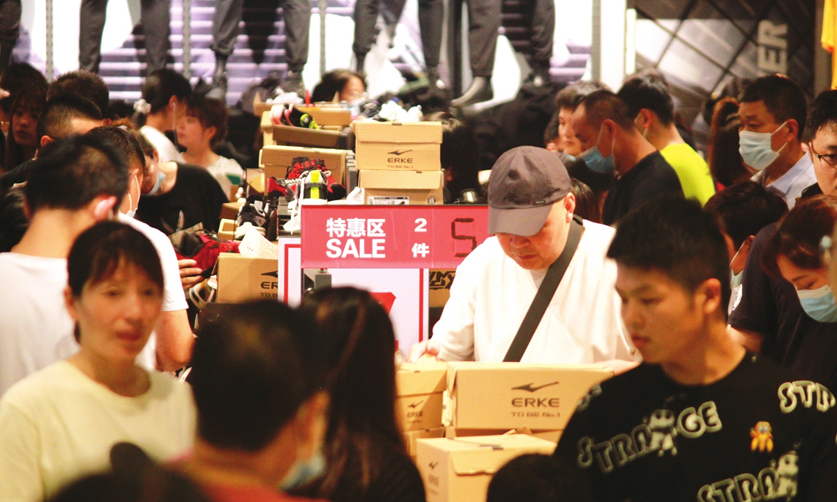Customers visit an Erke store in Changzhou, East China's Jiangsu Province, on July 25. Photo: cnsphoto