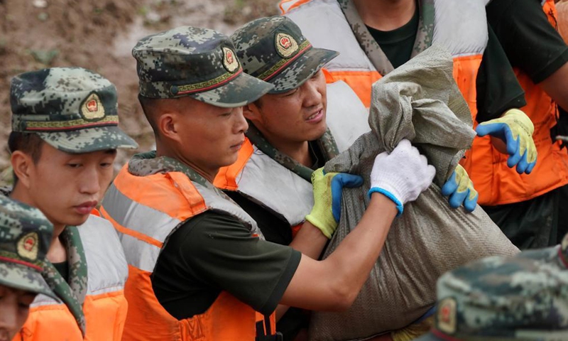 Rescuers carry sandbags to reinforce the embankment in Xunxian County, central China's Henan Province, July 29, 2021.Photo:Xinhua