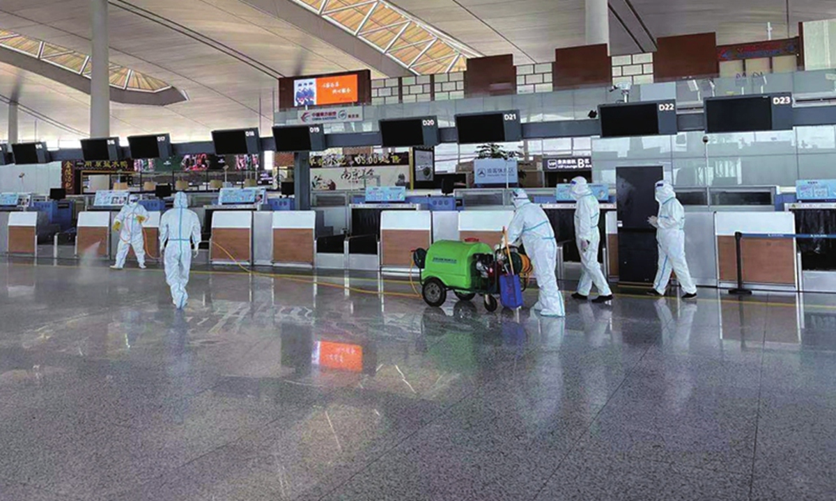 Staff members carry out sterilization work at the Terminal 2 of Nanjing Lukou International Airport in Nanjing, East China's Jiangsu Province on Wednesday after 17 airport workers tested positive for the COVID-19. Photo: Xinhua


