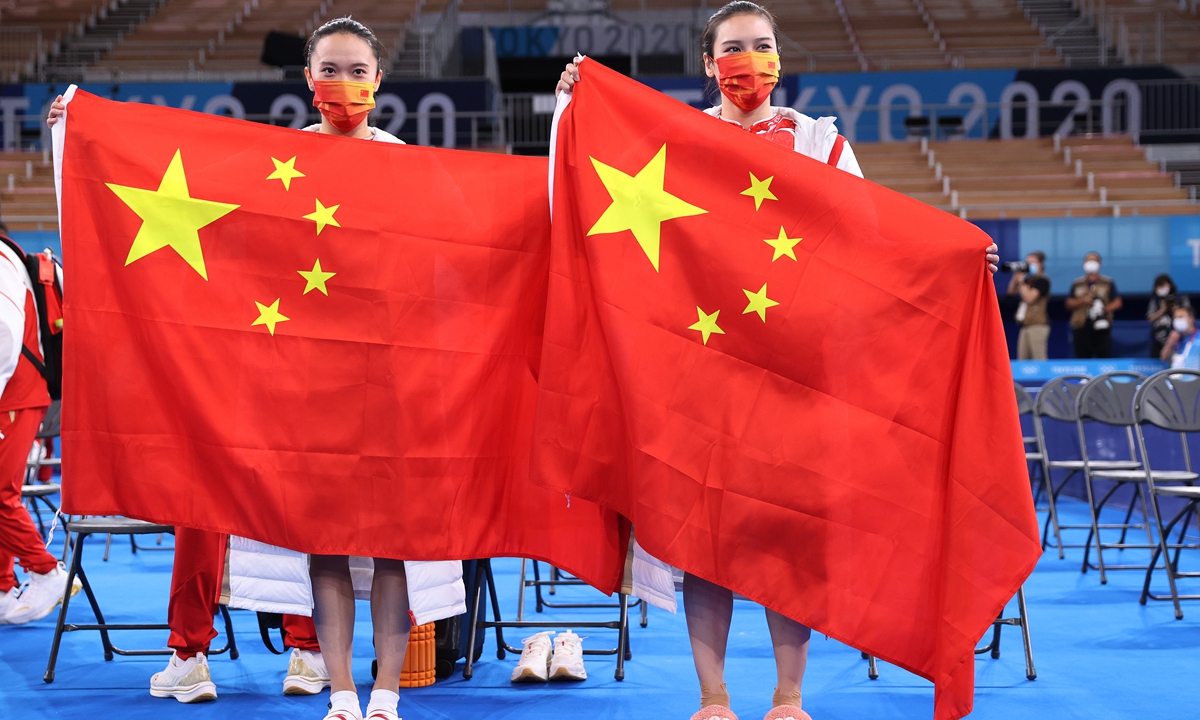 Zhu Xueying (ซ้าย) และ Liu Lingling โพสท่าหลังจากการแข่งขัน Trampoline หญิงรอบชิงชนะเลิศของการแข่งขันกีฬาโอลิมปิกที่โตเกียว 2020 เมื่อวันศุกร์ ภาพ: VCG