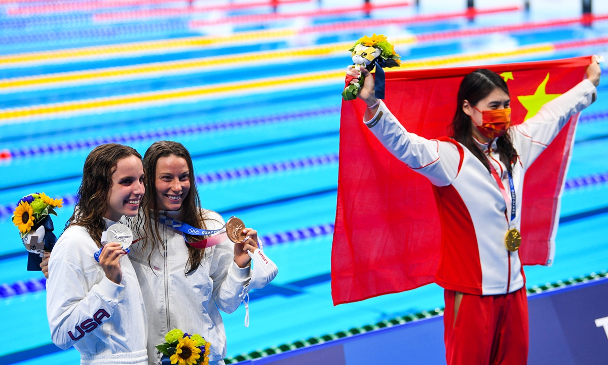 Gold medalist Zhang Yufei holds a Chinese national flag during the victory ceremony after winning the women's 200-meter butterfly swimming competition on Thursday in Tokyo. Photo: VCG
