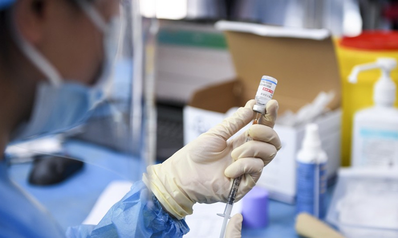 A medical worker prepares a dose of COVID-19 vaccine at a high school in Shenzhen, south China's Guangdong Province, July 29, 2021. Photo:Xinhua