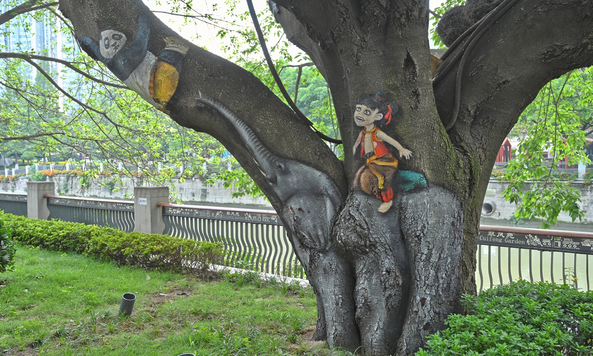 In Chengdu, Southwest China's Sichuan province, artists have painted tree trunks in a park. Artistic images of various animals and cartoon characters are covering the tree trunks, adding color to the entire street. Photo: IC