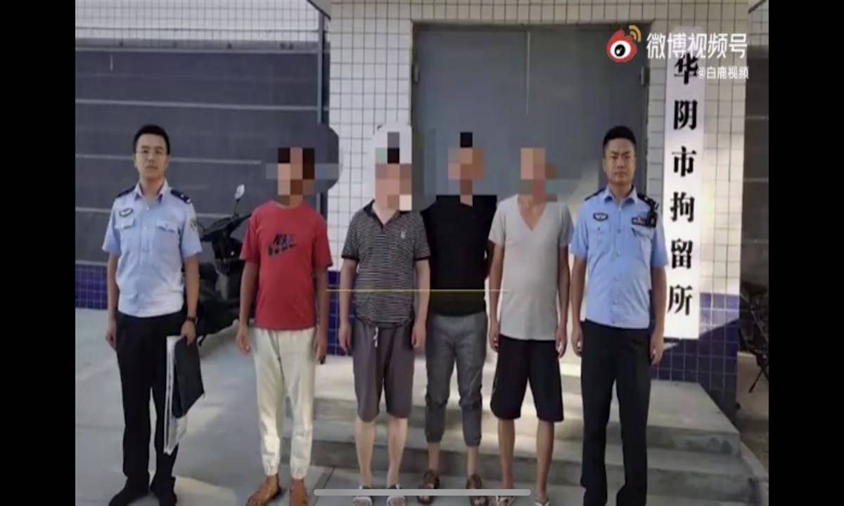 On July 27, a woman was using the toilet inside a barbecue restaurant in Weinan, Northwest China's Shaanxi Province, when she found out a man, surnamed Tan, was taking photos of her. Instead of calling the police, the woman notified her four male companions. Being drunk, they beat Tan up after a short-lived argument, leaving him with mild wounds. Photo: Sina Weibo