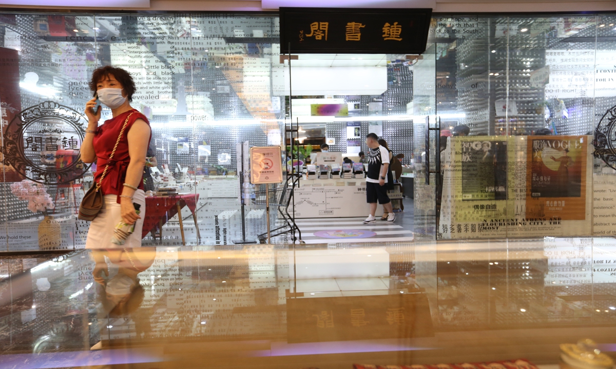 Zhong Shu Ge, one of the most popular chain booksellers in Shanghai, announced the shutdown of its biggest store in the city center. A lot of book lovers are visiting the store in its last few days, leaving messages to say goodbye. Photo: IC