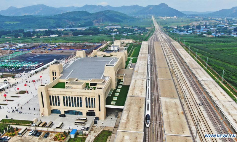 Aerial photo taken on Aug. 3, 2021 shows passenger train No. G9147 from Jinzhou North to Dalian operating along the newly opened Chaoyang-Linghai high-speed railway in northeast China's Liaoning Province. The 107-kilometer Chaoyang-Linghai high-speed railway which connects Chaoyang and Linghai in Liaoning Province was officially put into operation Tuesday.(Photo: Xinhua)