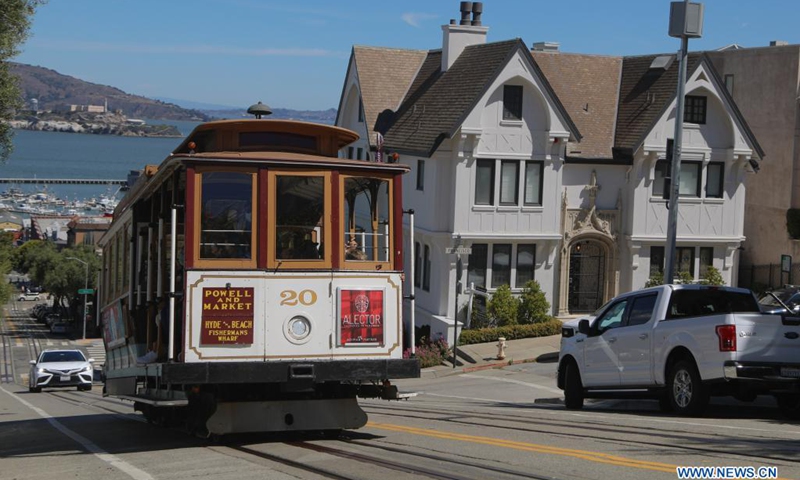 Photo taken on Aug. 2, 2021 shows a cable car running in San Francisco, the United States. San Francisco's iconic cable cars returned to limited service Monday for the first time after nearly 17 months. Full revenue service will return in September on all three cable car lines.(Photo: Xinhua)