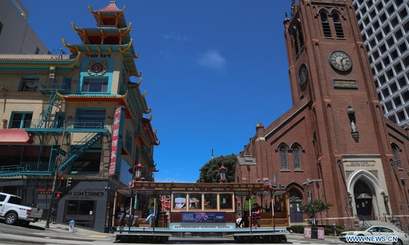 Photo taken on Aug. 2, 2021 shows a cable car running past Chinatown in San Francisco, the United States. San Francisco's iconic cable cars returned to limited service Monday for the first time after nearly 17 months. Full revenue service will return in September on all three cable car lines.(Photo: Xinhua)