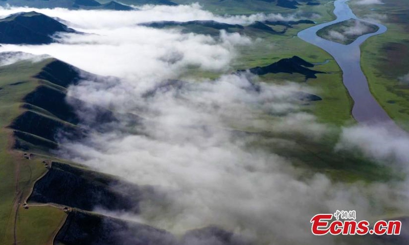 2021年8月2日，新疆维吾尔自治区和靖县巴音布鲁克草原——中国最大的亚高山草甸草原，出现壮丽的云海风光。（图/中新社）
