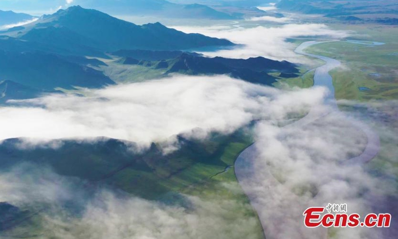 2021年8月2日，新疆维吾尔自治区和靖县巴音布鲁克草原——中国最大的亚高山草甸草原，出现壮丽的云海风光。（图/中新社）
