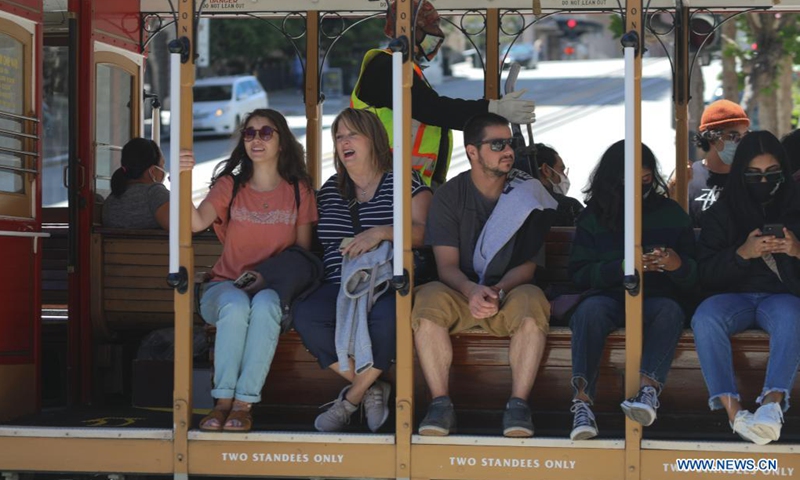 Photo taken on Aug. 2, 2021 shows a cable car running in San Francisco, the United States. San Francisco's iconic cable cars returned to limited service Monday for the first time after nearly 17 months. Full revenue service will return in September on all three cable car lines.(Photo: Xinhua)