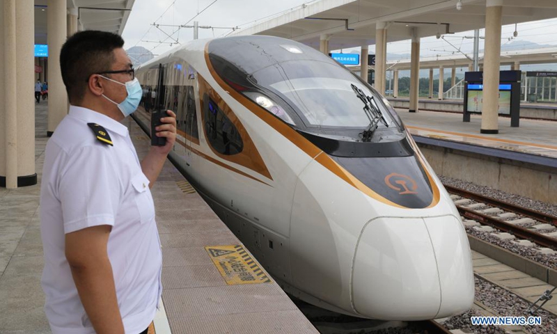 A staff member stands by as passenger train No. G9147 traveling from Jinzhou North to Dalian is ready to depart Jinzhou North Railway Station in Jinzhou, northeast China's Liaoning Province on Aug. 3, 2021. The 107-kilometer Chaoyang-Linghai high-speed railway which connects Chaoyang and Linghai in Liaoning Province was officially put into operation Tuesday.(Photo: Xinhua)