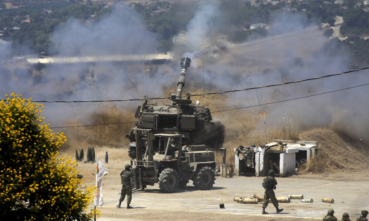 Israeli self-propelled howitzers fire toward Lebanon from the northern Israeli town of Kiryat Shmona on Wednesday. Photo: AFP