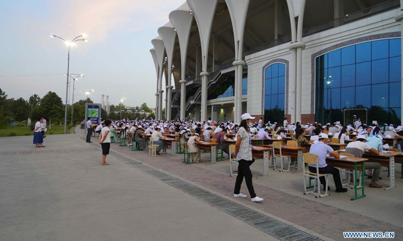 Students attend the university entrance examination at an outdoor exam site in Tashkent, Uzbekistan, Aug. 5, 2021. Uzbekistan on Thursday launched the university entrance examination and outdoor exam sites were adopted again due to COVID-19 ongoing pandemic.Photo:Xinhua