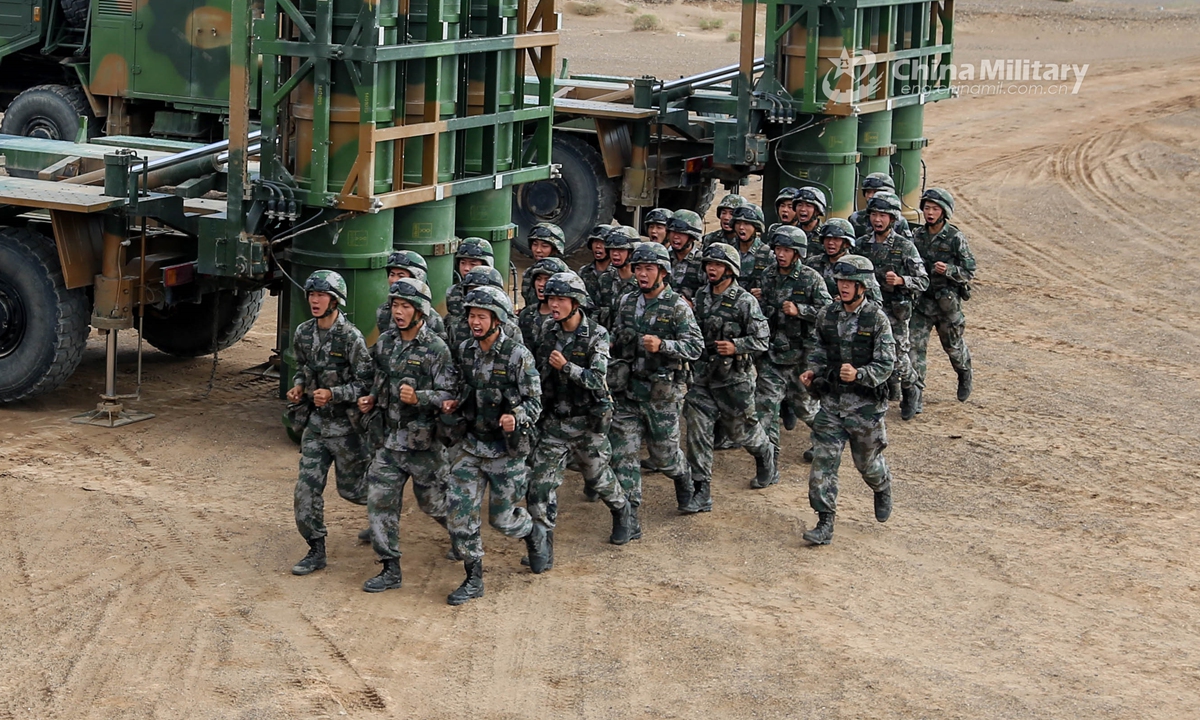 Artillerymen assigned to a missile battalion of an air-defense brigade under the PLA 72nd Group Army rush to their positions after erecting HQ-16 medium-range air defense missiles during a recent round-the-clock air-defense training exercise in northwest China’s Gobi desert.Photo:China Military