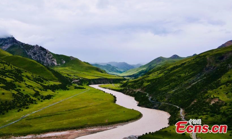2021年8月8日，中国青海省玉树藏族自治州扎多县，航拍风景如画。（图片：中新社/李江宁）