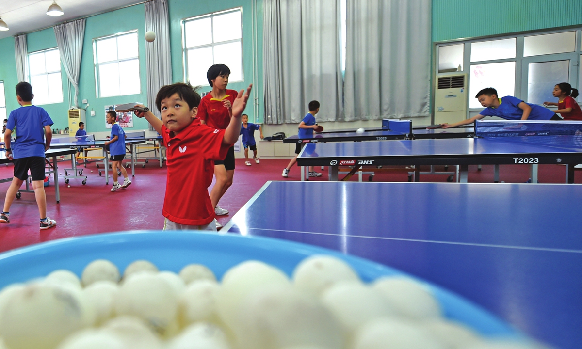 A primary school student practices ping pong during a summer holiday training course in Shijiazhuang, capital of North China's Hebei Province on July 30. Photo: Xinhua