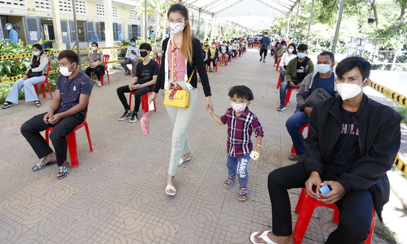 People wait to receive COVID-19 vaccines at an inoculation site in Phnom Penh, Cambodia on July 2, 2021.(Photo: Xinhua)