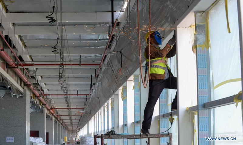 A worker works at the construction site for the expansion project of Kashgar International Airport in Kashgar, northwest China's Xinjiang Uygur Autonomous Region, Aug. 7, 2021. The expansion project of Kashgar International Airport is expected to be completed by the end of the year.(Photo: Xinhua)