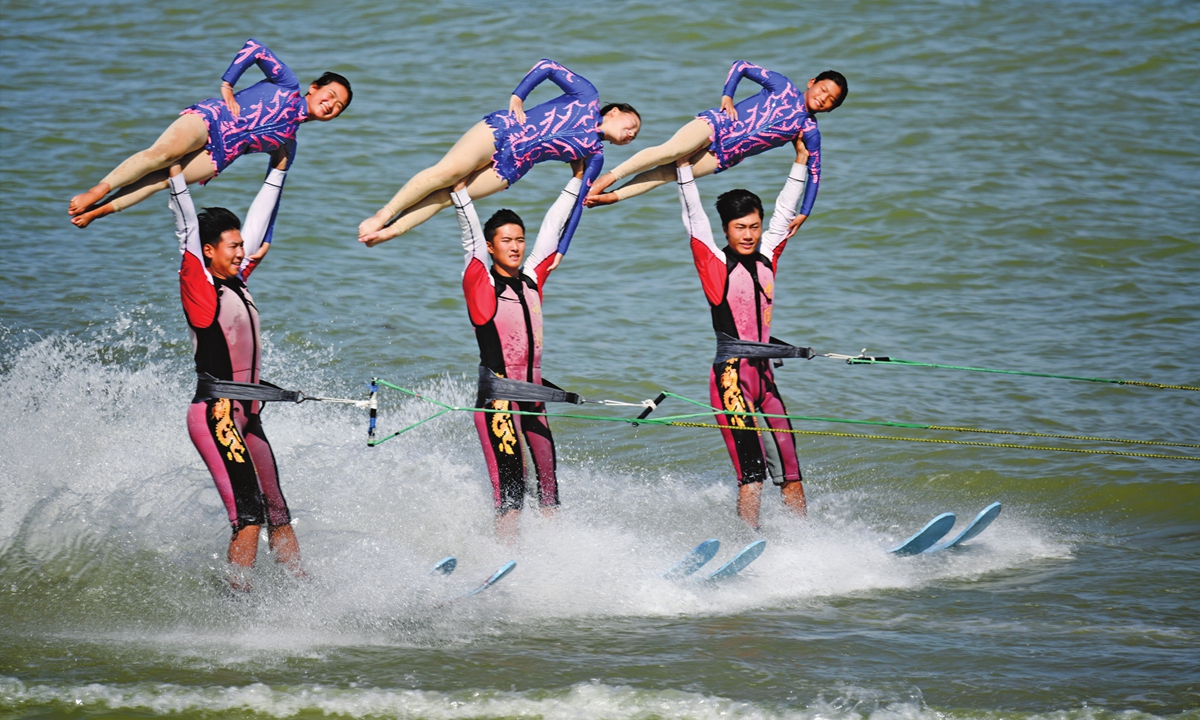 Performers show water skiing stunts on Shahu lake of Shizuishan, Ningxia Hui Autonomous Region on July 31 in order to promote the attractiveness of water sports. Photo: Xinhua

