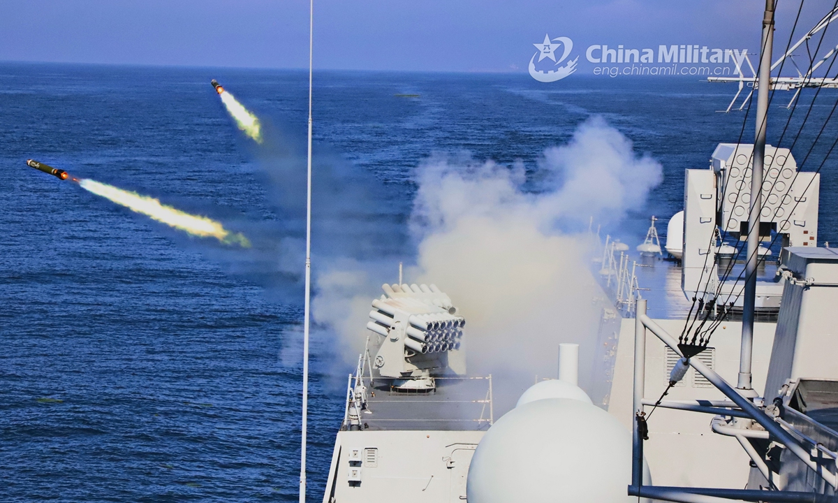 The guided-missile frigate Yantai (Hull 538) attached to a destroyer flotilla with the navy under the PLA Northern Theater Command fires jamming bombs to mask the movement during a maritime live-fire training exercise in waters of the Yellow Sea in late July. The training exercise focused on subjects including striking maritime and aerial targets, joint search and rescue, anti-submarine operation, warship and airplane cooperative training. (eng.chinamil.com.cn/Photo by Du Jiangfan)