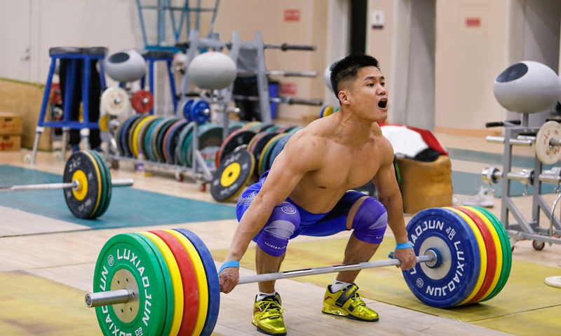 Chinese weightlifter Lv Xiaojun trains in Tianjin with the barbells of his own brand in 2019. Photo: Courtesy of Yang Yilin  