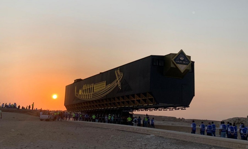 A specialized large vehicle carrying the first Khufu solar boat is on the way to the Grand Egyptian Museum at the Giza Pyramids scenic spot in Giza, Egypt, Aug. 6, 2021.(Photo: Xinhua)
