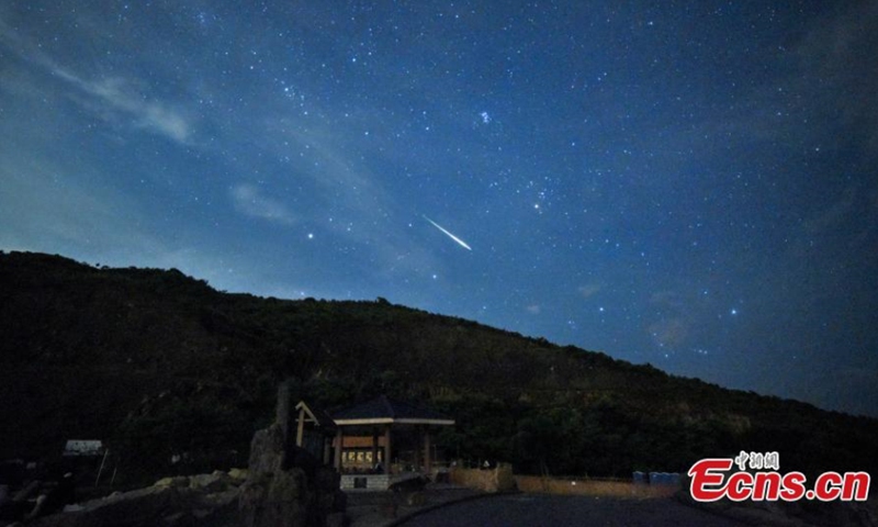 L'immagine non datata mostra le piogge di meteoriti delle Perseidi, soprannominate Le lacrime di San Lorenzo, che si illuminano nel cielo notturno. La terza più grande pioggia di meteoriti diffusa nell'emisfero settentrionale dà il benvenuto al suo meglio dell'anno. Culminerà il 13 agosto, il giorno prima del Double Seventh Festival, il tradizionale San Valentino cinese. (Foto / Mai Changmin)